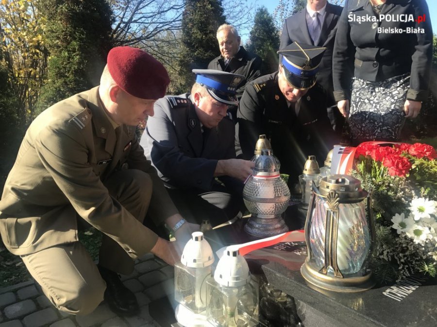 Znicze i kwiaty na grobach poległych. Hołd dla bohaterów