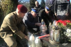 Znicze i kwiaty na grobach poległych. Hołd dla bohaterów