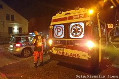 Środkiem jezdni przez miasto. Wieczorny rozbój na niedowidzącej