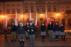 Widowiskowy apel na Rynku. Sto flag na stulecie niepodległości - foto