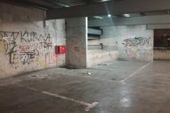 Noclegownia na parkingu. Brud i smród obok BCK