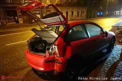Pijany uderzył w latarnię. Nigdy nie miał prawa jazdy - foto