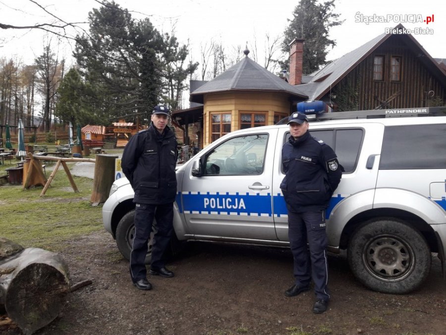 Akcja policji w w lesie w rejonie Klimczoka i Stefanki. Pouczono właścicieli psów