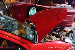 Blokada skrzyżowania w Kozach. Jedno auto leży na boku - foto