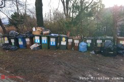 Wątpliwa ozdoba posesji przy PCK. Galeria pojemników na odpady - foto