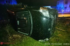 W środku nocy auto wpadło do ogrodu. Lokatorów obudził huk - foto