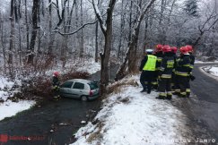 "Latanie bokiem" zakończone w potoku. Dwa mandaty dla kierującego - foto