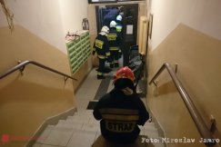 Lokator ugasił pożar w mieszkaniu. Później odmówił hospitalizacji - foto