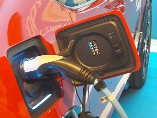 Miasto kupi elektryczny samochód. Tylko gdzie go będą ładować?!