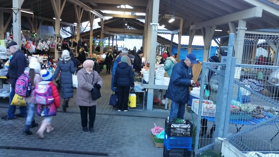 Wczesny ranek, targ na Lompy. Trzeba mieć zdrowie, żeby tak stać