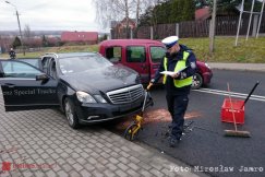 Zderzenie aut na Czerwonej. Dwie osoby odwieziono do szpitala - foto