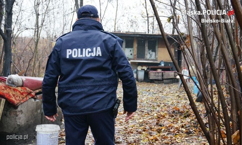Skrajnie wyziębiony pił wodę z kałuży i mieszkał w garażu