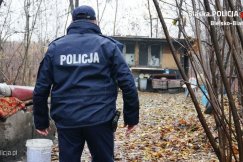 Skrajnie wyziębiony pił wodę z kałuży i mieszkał w garażu