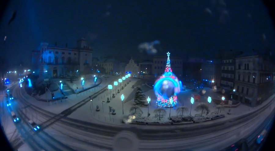Wieczorem zagrzmiało, a w nocy spadł śnieg. Dwa pługi w korku - foto