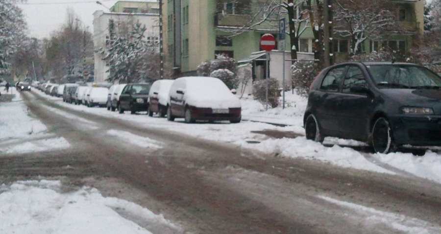 Białe drogi na bielskich osiedlach. Kierowcy jakoś sobie radzą