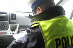 Kierowca rozmawiał przez telefon i nie miał zapiętych pasów. Grozi mu więzienie