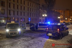 W mroźną noc policjanci uratowali mu życie i odwieźli do domu