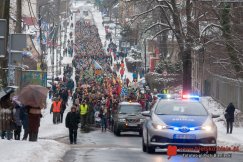 Orszak Trzech Króli w Bielsku-Białej. Tłum kolędników w zimowej scenerii - foto