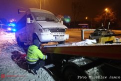 Zderzenie taksówki z busem. Taksówkarz ukarany mandatem - foto