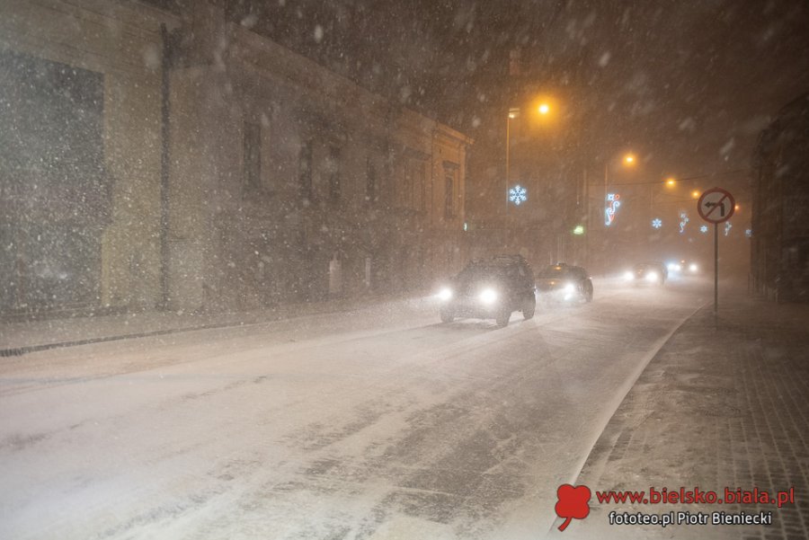 Alert pogodowy. Drogowcy sypią przed zapowiadaną zamiecią