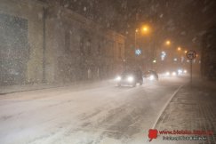 Alert pogodowy. Drogowcy sypią przed zapowiadaną zamiecią