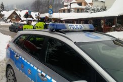 Narciarz wjechał wprost pod koła samochodu, a później zniknął