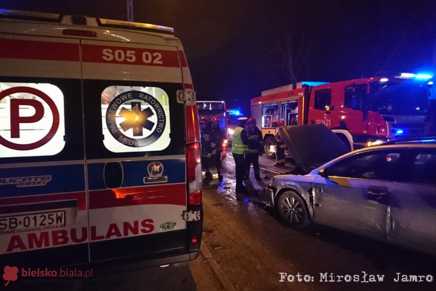 Czołowe zderzenie na Cieszyńskiej. Poszkodowana kobieta w ciąży - foto