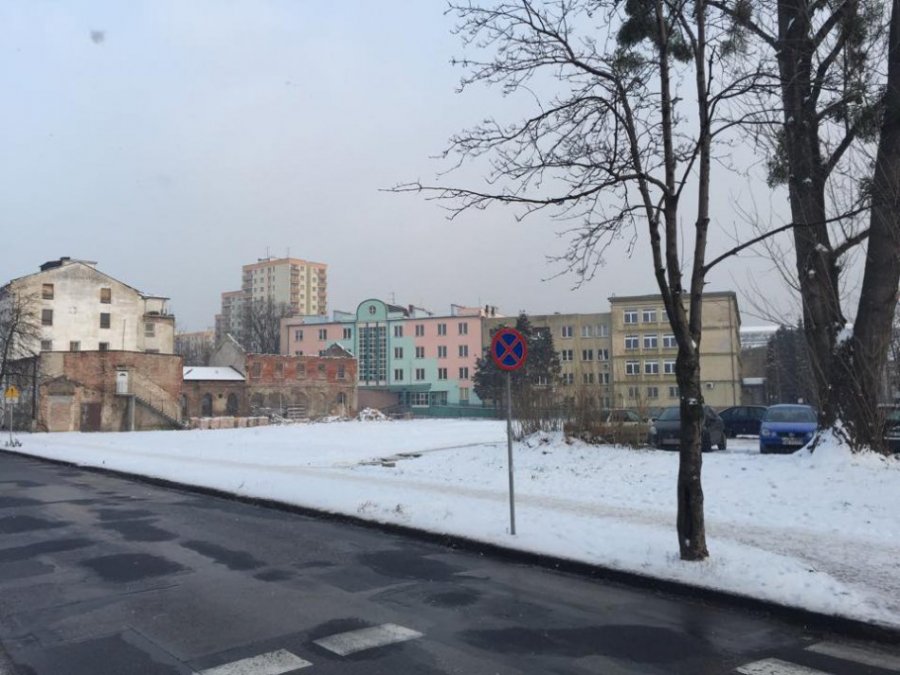 Kolejny parking w centrum miasta. Wcześniej wyburzono fabrykę