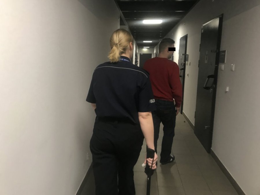 Z bronią w ręku na ulicy zaatakowali czterdziestolatka