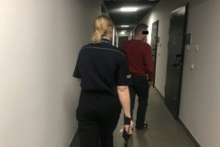 Z bronią w ręku na ulicy zaatakowali czterdziestolatka