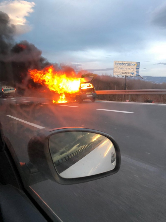 Samochód w ogniu na S-52. Auto spłonęło doszczętnie - foto