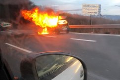 Samochód w ogniu na S-52. Auto spłonęło doszczętnie - foto