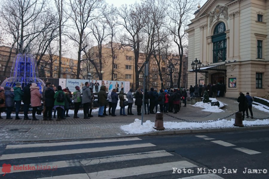 Podsłuchane w kolejce przed Teatrem Polskim. Różne zdania, jeden cel - foto