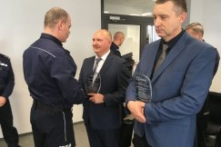 Doświadczeni policjanci żegnają się z mundurem - foto
