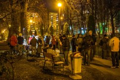 Zupa w parku za ratuszem. Ludzkie rozmowy nad miską ogórkowej