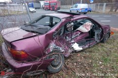 Solidny dzwon na Grażyńskiego. Kompletna demolka auta - foto