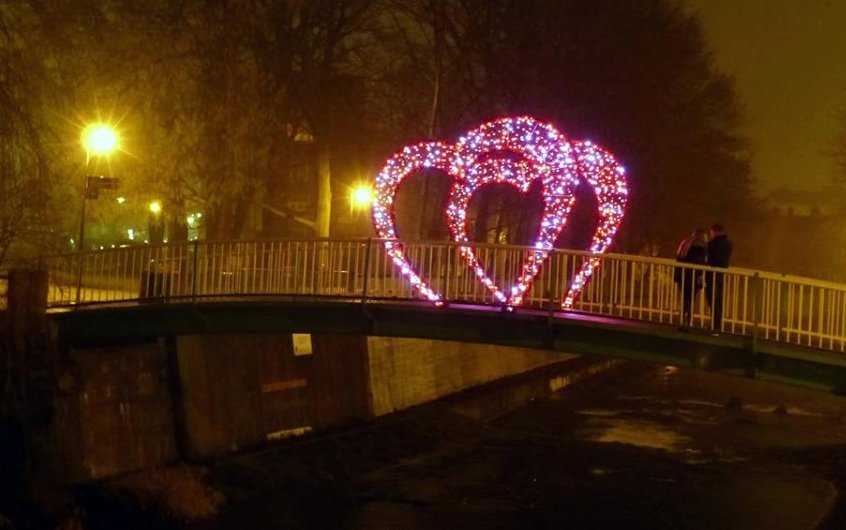Dwa serca na krzywym mostku. Iluminacja z okazji Święta Zakochanych