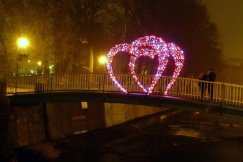 Dwa serca na krzywym mostku. Iluminacja z okazji Święta Zakochanych