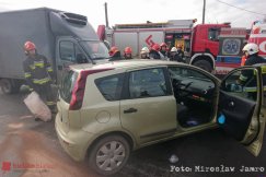 Groźny wypadek na Katowickiej. Kierowca zakleszczony w pojeździe - foto