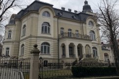 Odrestaurowany pałacyk w centrum na sprzedaż. Kto da 8 mln zł?