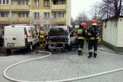 Słup dymu na osiedlu. Spłonął samochód osobowy - foto