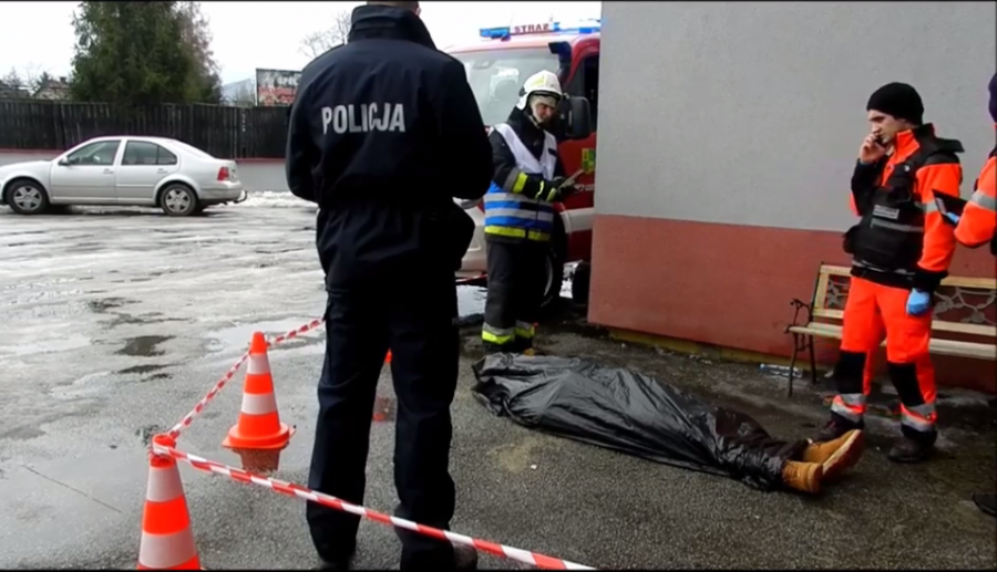 Myśleli, że to pijak. Przejmujący film o pomocy z Łodygowic - FILM