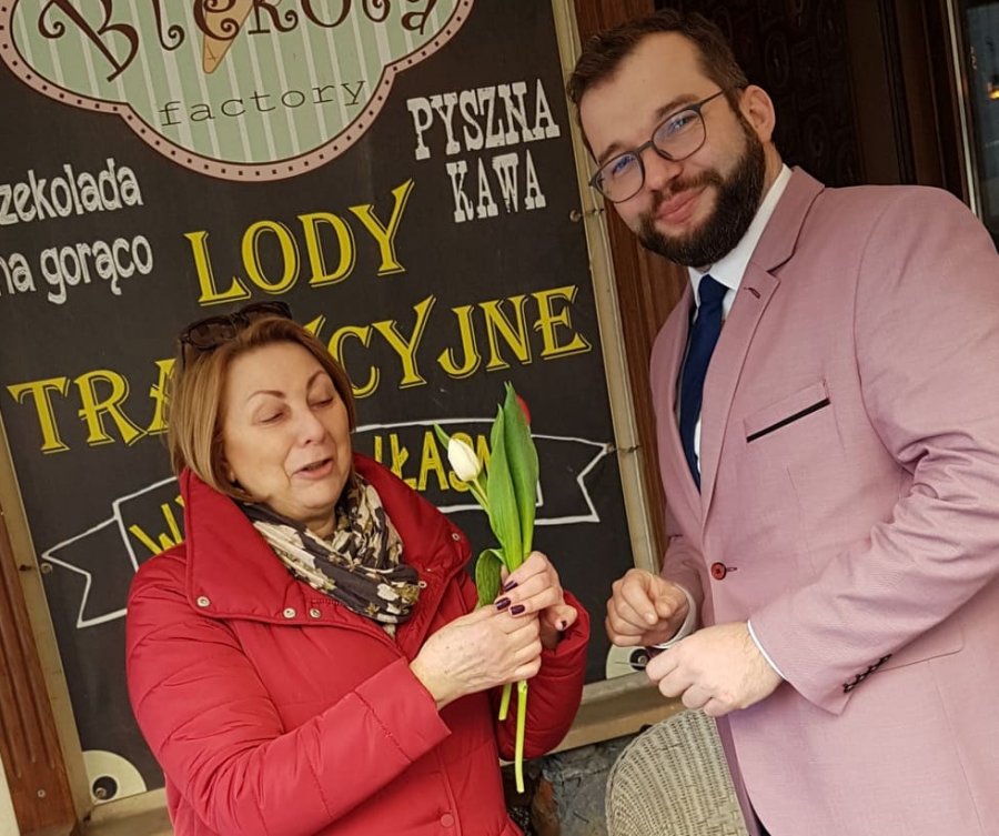 Poseł wręczał kobietom kwiaty. Uliczna akcja Grzegorza Pudy - foto