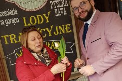 Poseł wręczał kobietom kwiaty. Uliczna akcja Grzegorza Pudy - foto