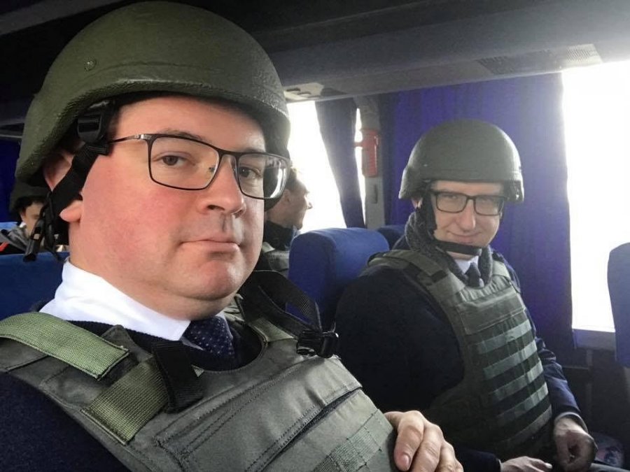 Poseł Pięta na Ukrainie. Założył hełm i kamizelkę kuloodporną