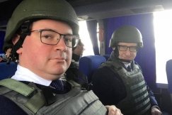 Poseł Pięta na Ukrainie. Założył hełm i kamizelkę kuloodporną