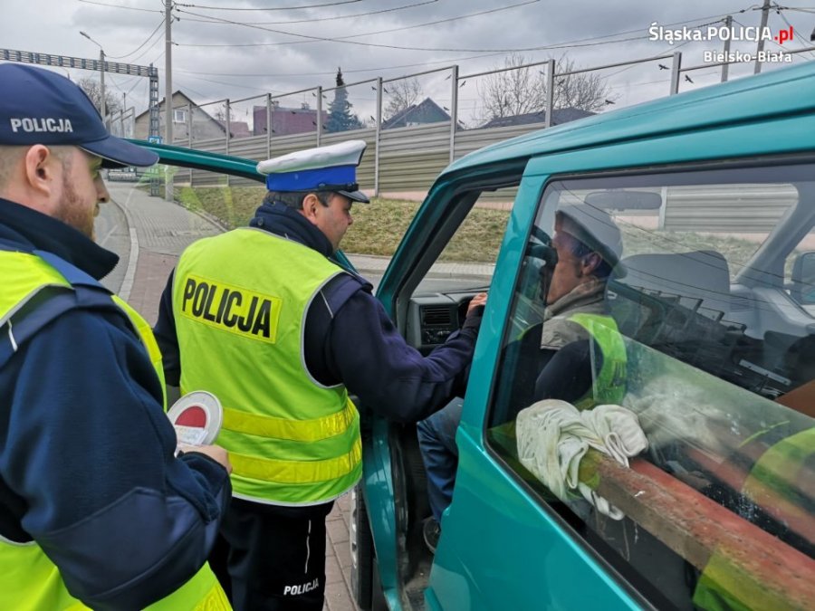 Policjanci z lornetkami. Kary dla kierowców i pasażerów - foto