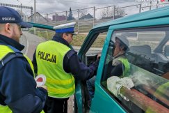 Policjanci z lornetkami. Kary dla kierowców i pasażerów - foto