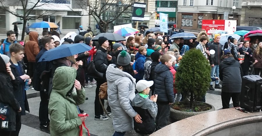 Bielscy uczniowie licznie poparli strajk. Protest na placu Chrobrego - foto