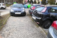 Większy ścisk wokół Sfery. Kierowcy parkują gdzie się da